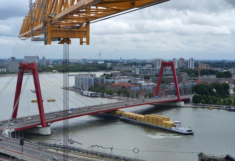 Aanvaring van een binnenvaartschip met de Willemsbrug.