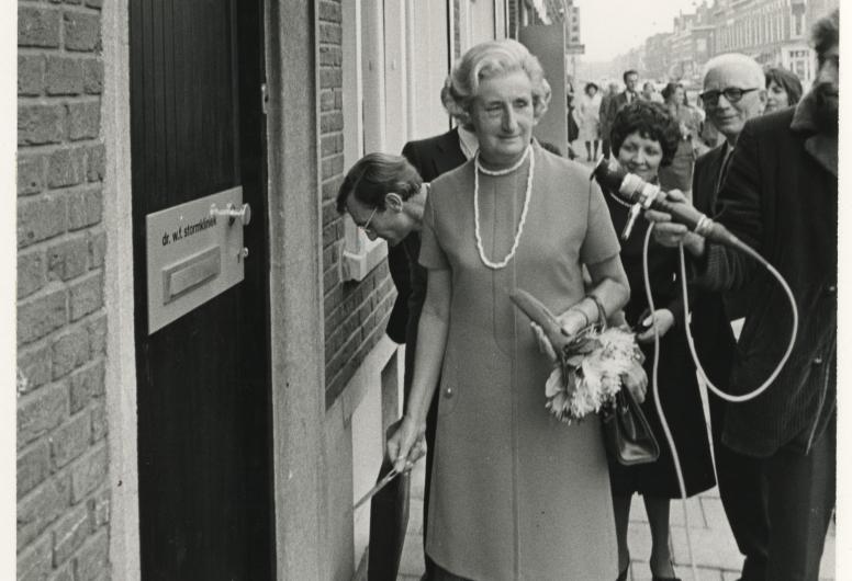 Opening van de abortuskliniek in de Ebenhaëzerstraat door de Rotterdamse burgemeestersvrouw A.N. Thomassen-Lind op 3 november 1971. Foto: Rotterdamsch Nieuwsblad (DPG Media), collectie: 4282, nummer 1971-2469.