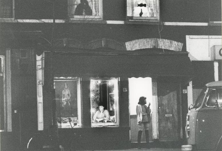 Avondopname van raam- en deurprostitutie in de Atjehstraat op Katendrecht, 1980. Foto: Rotterdamsch Nieuwsblad (DPG Media), collectie 4101, nummer 1980-1597