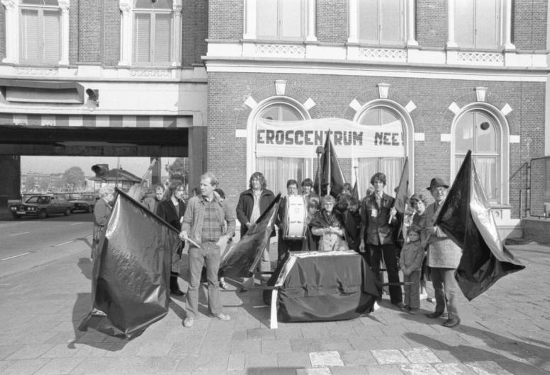 Bewonersorganisatie Feijenoord-Noordereiland protesteert bij het Poortgebouw tegen komst van een eroscentrum, 1977. Foto: Ary Groeneveld, collectie 4121, nummer 25955-7-34-01
