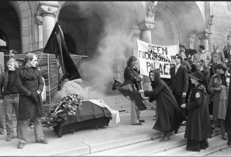 Protest bij het stadhuis tegen de vestiging van een eroscentrum in het Poortgebouw, 1977. Foto: Ary Groeneveld, collectie 4121, nummer 25956-3-28-01.