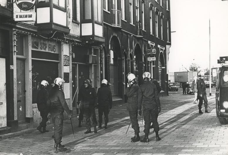 Onder toezicht van de Mobiele Eenheid worden seksclubs aan de Veerlaan dichtgetimmerd, 1979. Foto: Rotterdamsch Nieuwblad (DPG Media), collectie 4282, nummer 1979-2079.
