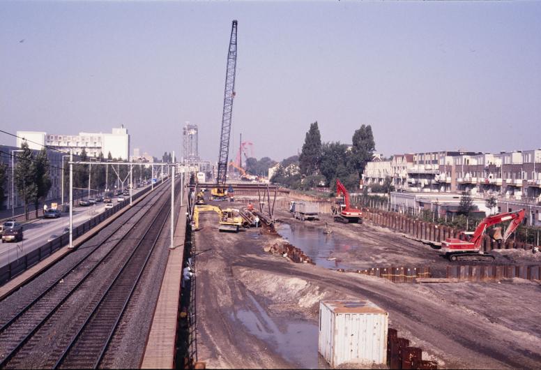 Links de Rosestraat en het noodspoor dat gebruikt werd tijdens de bouw van de spoortunnel. De foto is gemaakt vanaf de voetgangersbrug naar de Oranjeboomstraat.