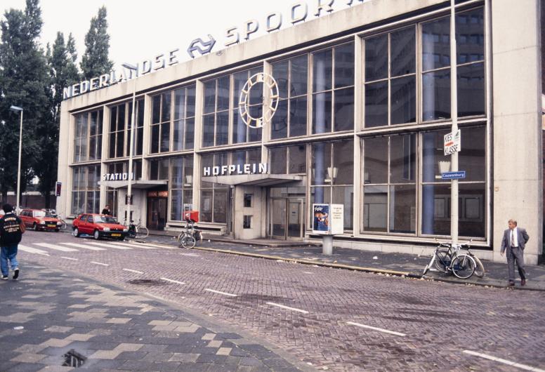 Nederlandse Spoorwegen (NS) Station Hofplein vanaf Couwenburg. 