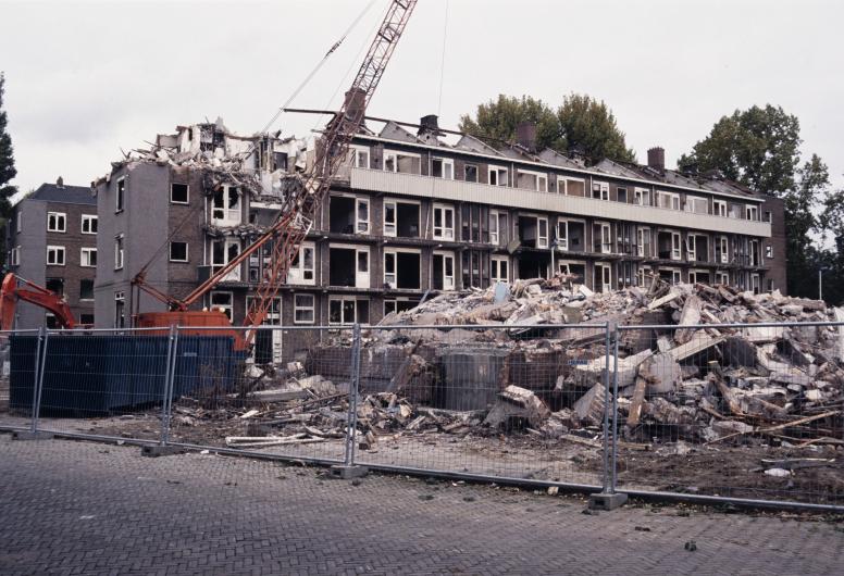 De naoorlogse flats aan de Abadanstraat worden gesloopt.