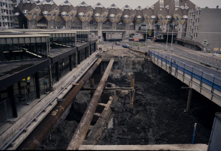 Opgraving van een 15e-eeuwse stadsmuur bij de bouw van de spoortunnel bij Station Blaak. Op de achtergrond de Kubuswoningen.