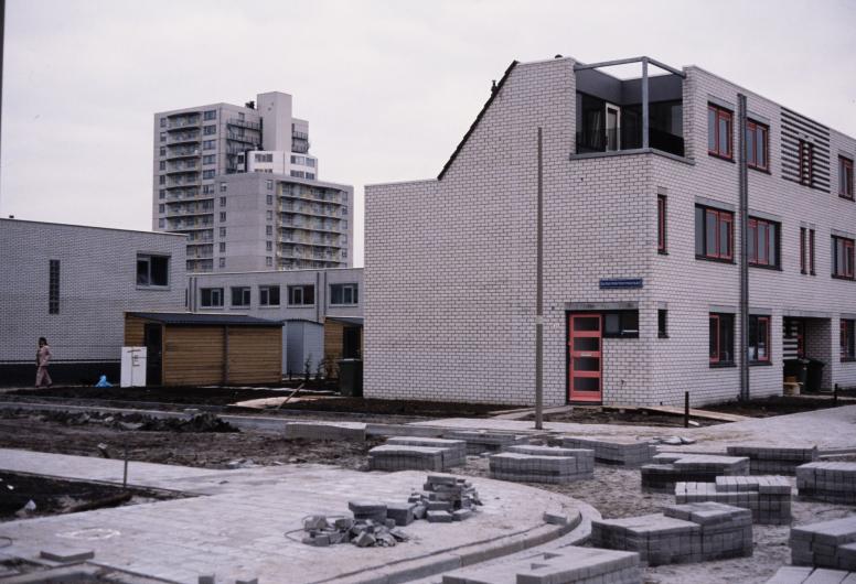Bestratingswerkzaamheden aan de Schermerhornstraat.