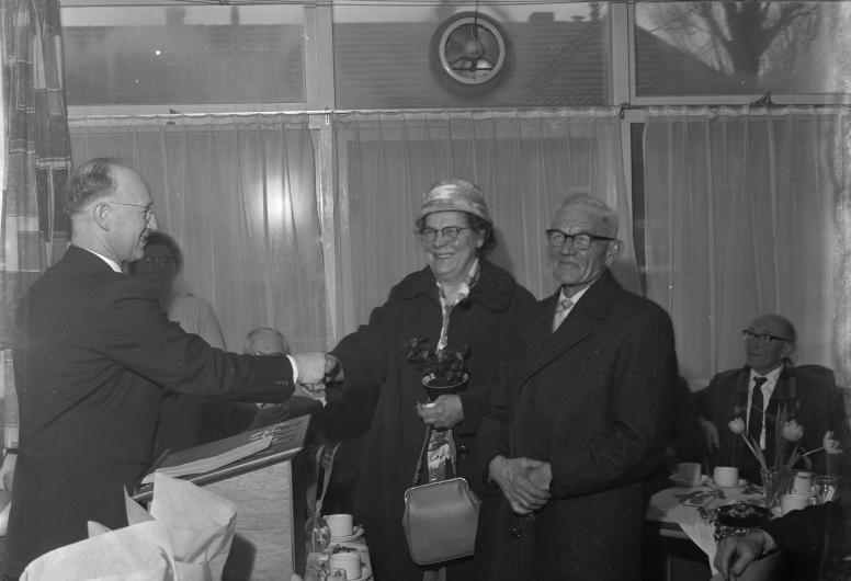 Het echtpaar Verberk uit de Slaghekstraat ontvangt van wethouder Langerak de sleutel van de eerste woning in het complex voor ouderen aan de Cranedonckweg.