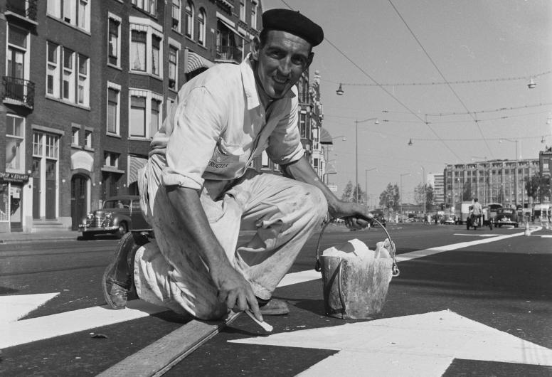 A. den Otter schildert pijlen op de de Beukelsdijk.