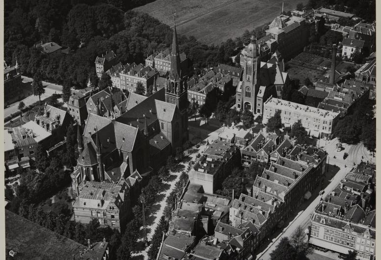 Luchtopname uit 1925 van de Westzeedijk met de Ignatiuskerk en daar schuin tegenover de Nieuwe Zuiderkerk.
