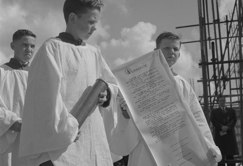 Misdienaars met een oorkonde voor het leggen van de eerste steen van de Steigerkerk, 1959.