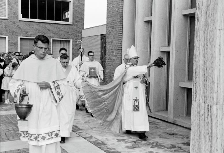Bisschop Jansen van Rotterdam verricht de officiële handelingen voor de inzegening van de Steigerkerk.
