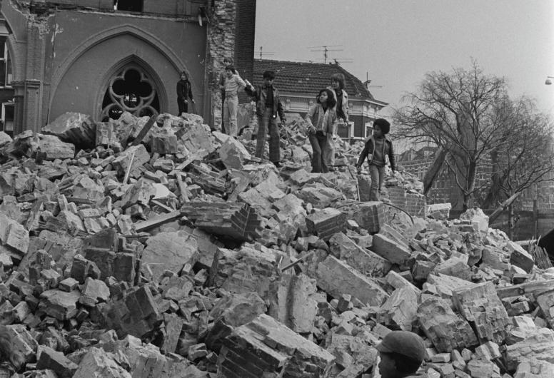 Kinderen tussen de brokstukken van de gesloopte Provenierskerk.