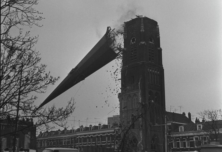 De torenspits van de Provenierskerk wordt naar beneden getrokken.