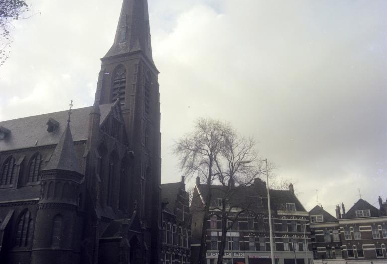 De Martelaren van Gorcumkerk aan het Stieltjesplein, ca. 1975.