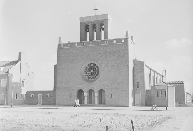 De kerk Onze Lieve Vrouw van Altijddurende Bijstand of Baumannkerk in Overschie, 1954.