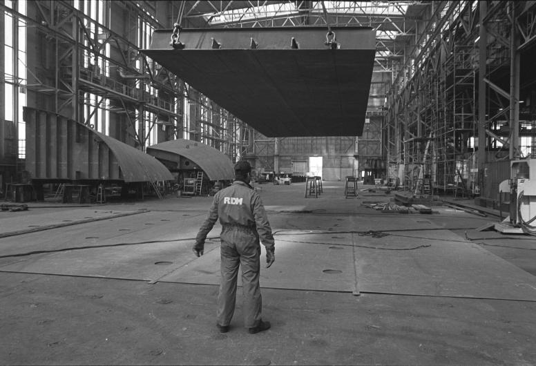 Een werknemer in één van de scheepsbouwwerven van de Rotterdamsche Droogdok Maatschappij (RDM).