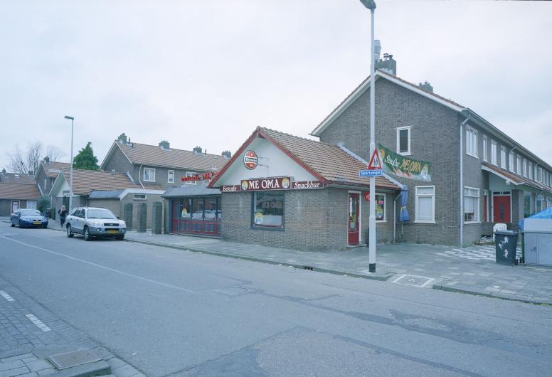 Eetcafé en snackbar 'Me Oma' op de hoek van de Tennisstraat en de Sportsingel.
