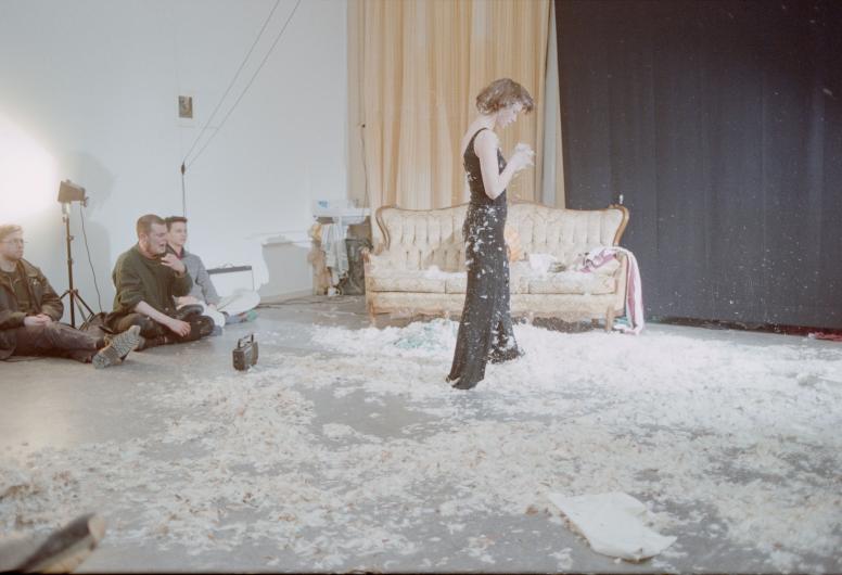 Performance door Camilla Milena Fehér met Simon Rowe. De voorstelling wordt gehouden in de fotostudio van fotograaf Eric van der Schalie. ABRAXAS is de artiestennaam van Camilla Milena Fehér.