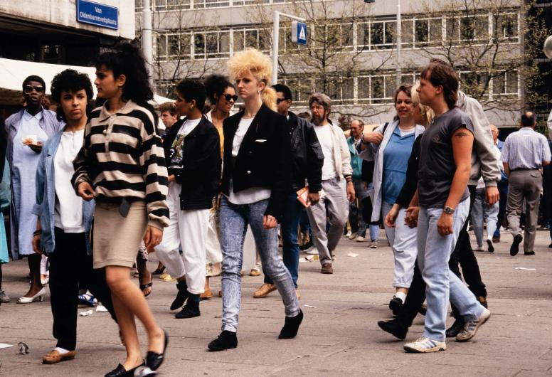 Mensen wandelen over de Van Oldenbarneveltplaats tijdens Koninginnedag 1987. 30 april 1987