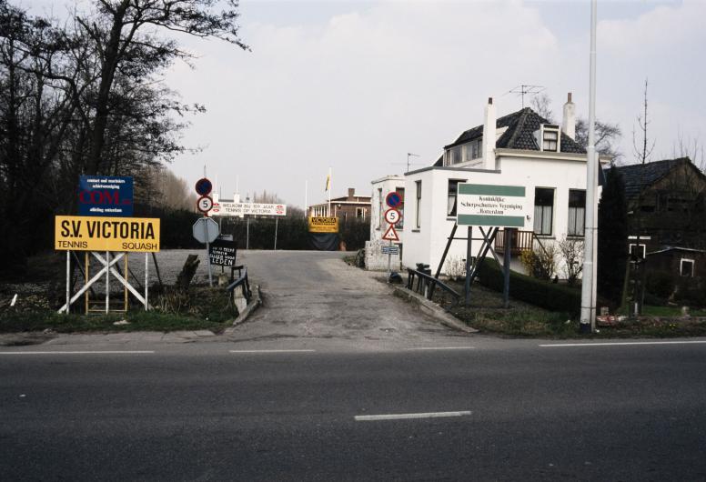 Aan de Kralingseweg ten westen van het A16 viaduct zijn S.V. Victoria Tennis en Squash en de Koninklijke Scherpschutters Vereniging Rotterdam gevestigd. 3 april 1988
