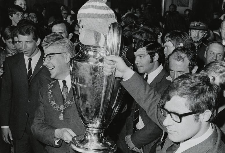Burgemeester Thomassen en trainer Ernst Happel houden de Europacup 1 vast bij de huldiging van elftal op het stadhuis op 7 mei 1970.