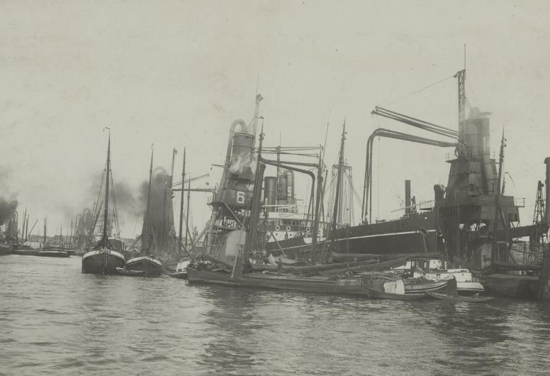 Graanelevatoren in de Maashaven. 1913. 