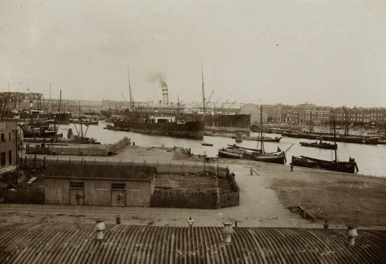 De Rijnhaven. Op de voorgrond het pand van de Vriesseveem. 