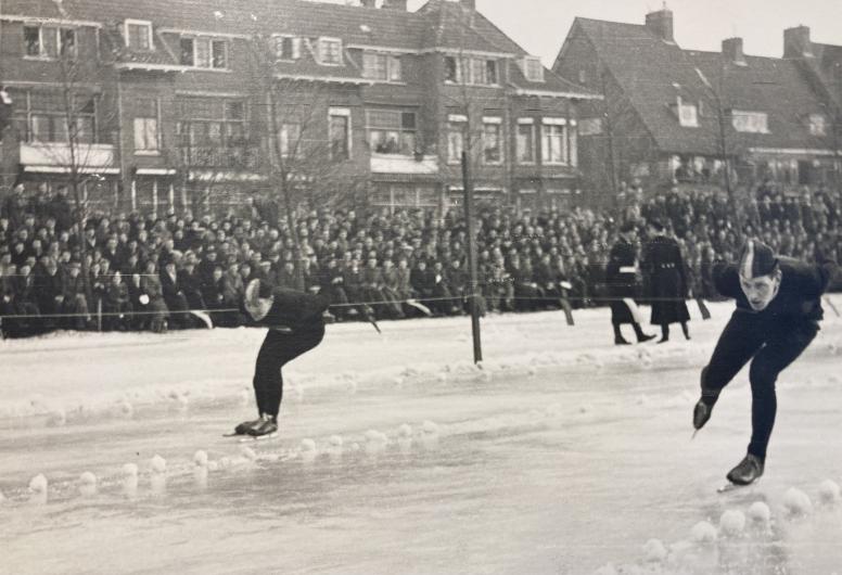 Anton Huiskes en Kees Broekman tijdens een internationale wedstrijd op de 5000 meter bij IJsclub Kralingen op 9 februari 1954. Uit het fotoarchief van IJsclub Kralingen Toegang 255 Inventarisnummer 124