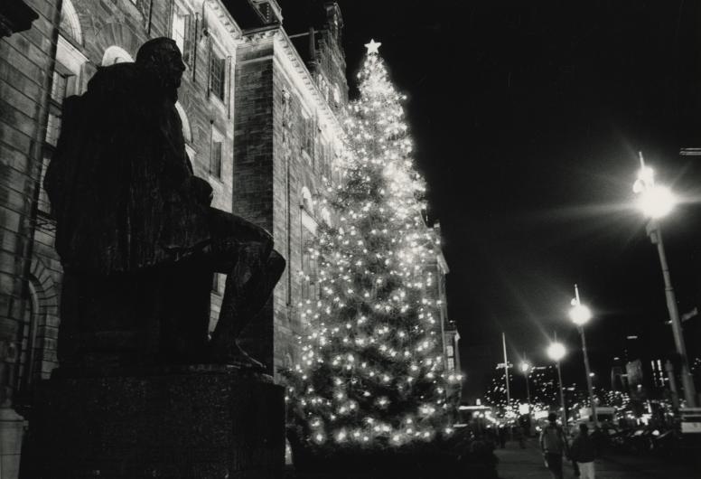De Noorse Kerstboom op de Coolsingel. De boom werd geschonken door P. Myhre, de burgemeester van Oslo. 19-12-1990. Collectie 4282. Documentnr. 1990-2294