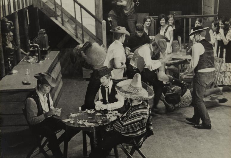 Acteurs op de set van de Vreewijkse Zuurkoolwestern. 1969. Collectie 4101, documentnummer 2019-197-19.