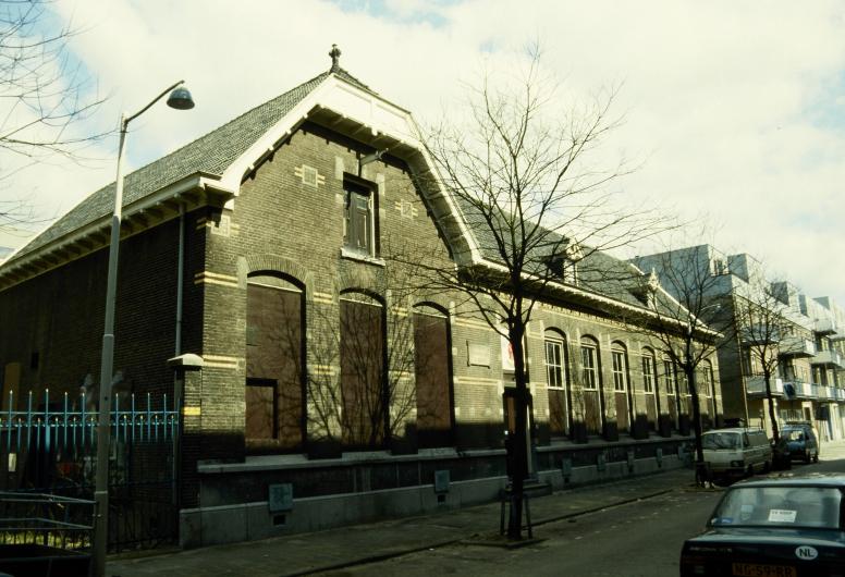 Gebouw van de Openbare Kleuterschool "Kleutergeluk" (later Boksvereniging Crooswijk) aan de Pootstraat 41 in Oud Crooswijk. 1990  Collectie Monumenten 4258, documentnummer 221.