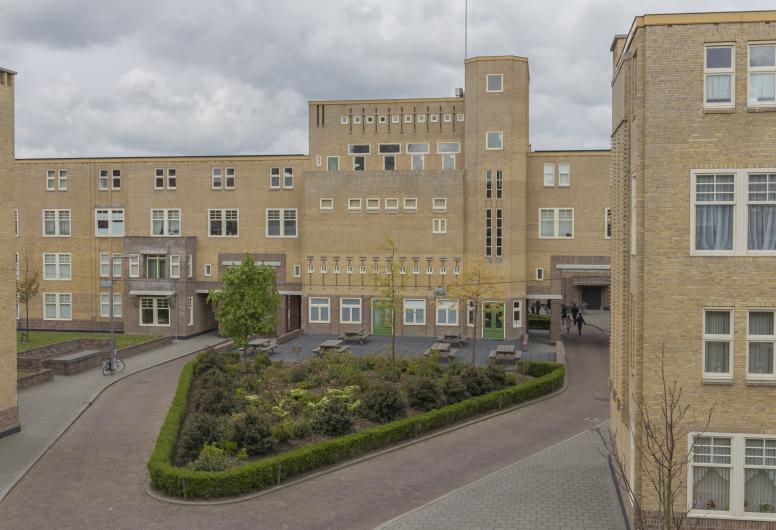 Het Justus van Effencomplex na een grondige renovatie in 2010 waarbij het woonblok in oude glorie hersteld werd. NL-RtSA_4277_PD-112. Collectie Vrijwillige Fotografen.