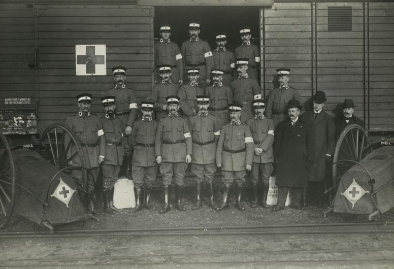 Het transport van een groep frontverpleegkundigen van het Rode Kruis in de Schiehaven in verband met de mobilisatie tijdens de Eerste Wereldoorlog. 1914 Collectie 4282 XXXIII-295-1