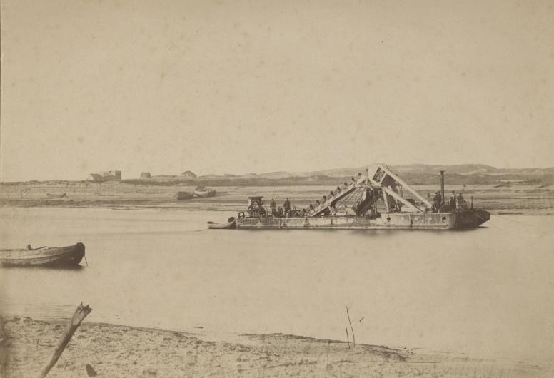 Een baggermolen aan het werk voor de aanleg van de Waterweg bij Hoek van Holland. 