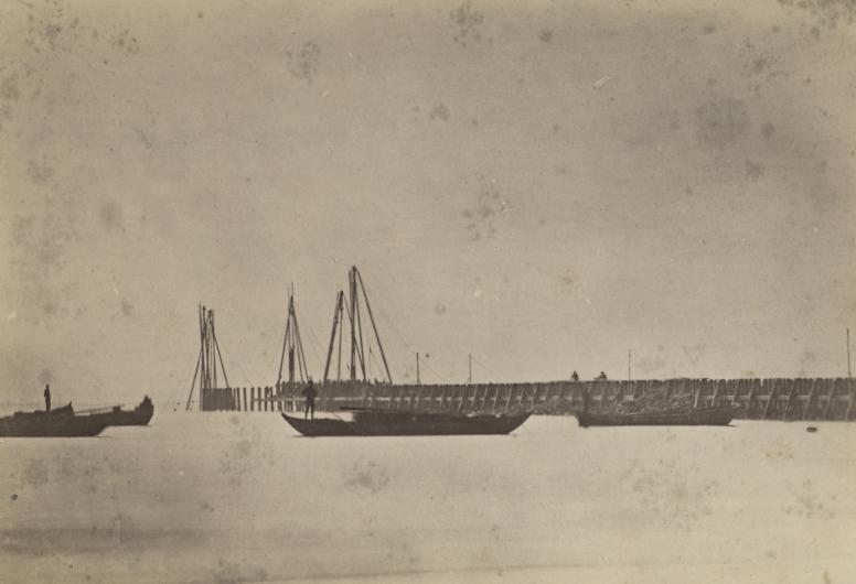 Werkzaamheden voor de aanleg van de Nieuwe Waterweg en de doorgraving bij Hoek van Holland. Tussen 1865-1872. Collectie Vroege Foto's NL-RtSA_4187_XXVIII-10-02-12