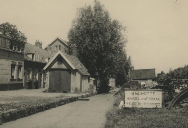 Het terrein van W. Schotte, handel in afbraak aan de Korte Kade in 1937