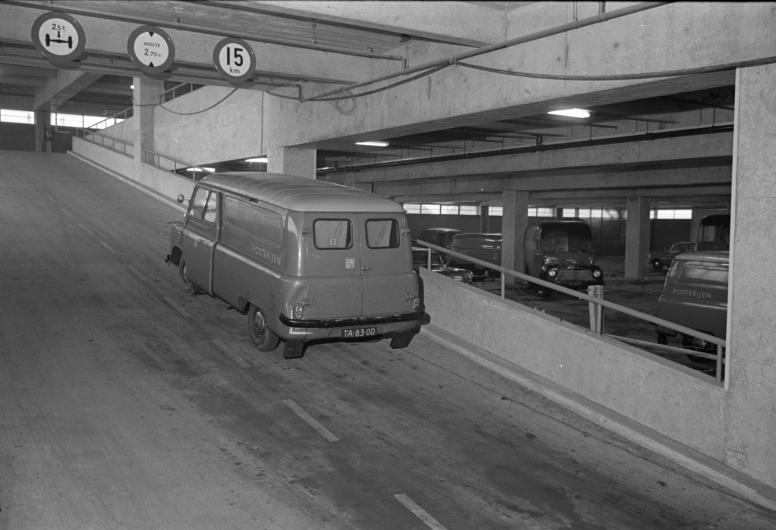 Oprit in de parkeergarage van de Rijks Automobiel Centrale (RAC) aan de Hofdijk 651