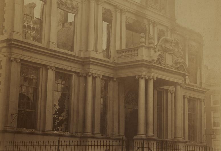 Het Schielandshuis kort na de brand van 1864. 