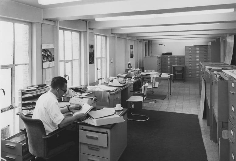 Piet Ratsma in de ruimte van de Topografisch-Historische Atlas. 1970, Collectie Topografie. NL-RtSA_4202_1970-1488.