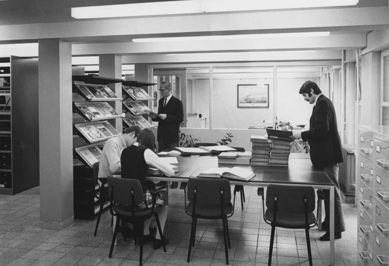De studiezaal van de bibliotheek met Cees Zevenbergen (rechts). Collectie Topografie. NL-RtSA_4202_1972-696