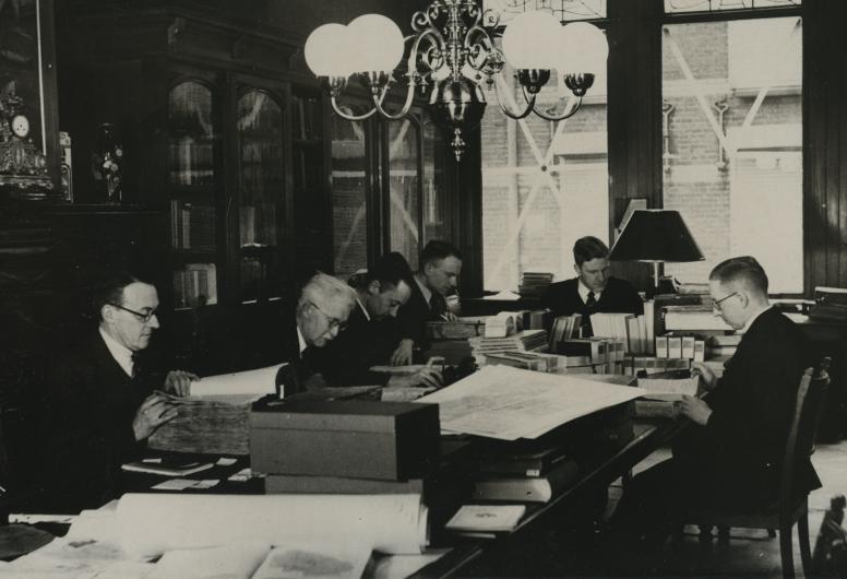 Het interieur van de studiezaal met bezoekers. 1941. Collectie Topografie. NL-RtSA_4202_XXXI-19-01.