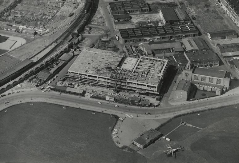 Luchtfoto van de Rijks Automobiel Centrale in aanbouw in 1962. Collectie Luchtfoto's. NL-RtSA_4232_XI-48-04