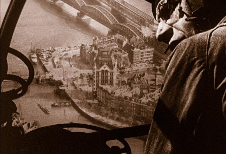 Beeldkenmerk voor de tentoonstelling De Aanval, zicht op de Maasbruggen vanuit een Heinkel bommenwerper.