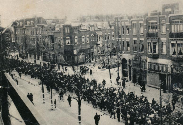 Deportatie mannen. De foto is gemaakt in een woning aan de Oudedijk. Beeldbank WO2 – NIOD – Collectie L.M.A. van der Werff