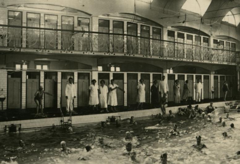 Overdekte Zwem- en badinrichting De Tuindersstraat, ca. 1920