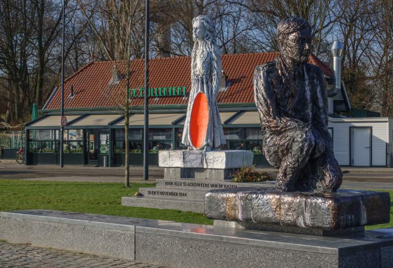 Het razzia monument aan de Parkkade