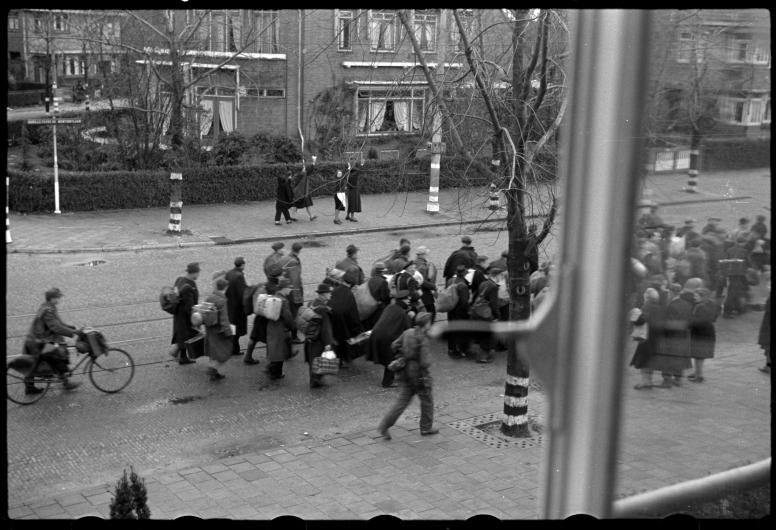 In de Burgemeester Le Fèvre de Montignylaan worden mannen weggevoerd tijdens de razzia.