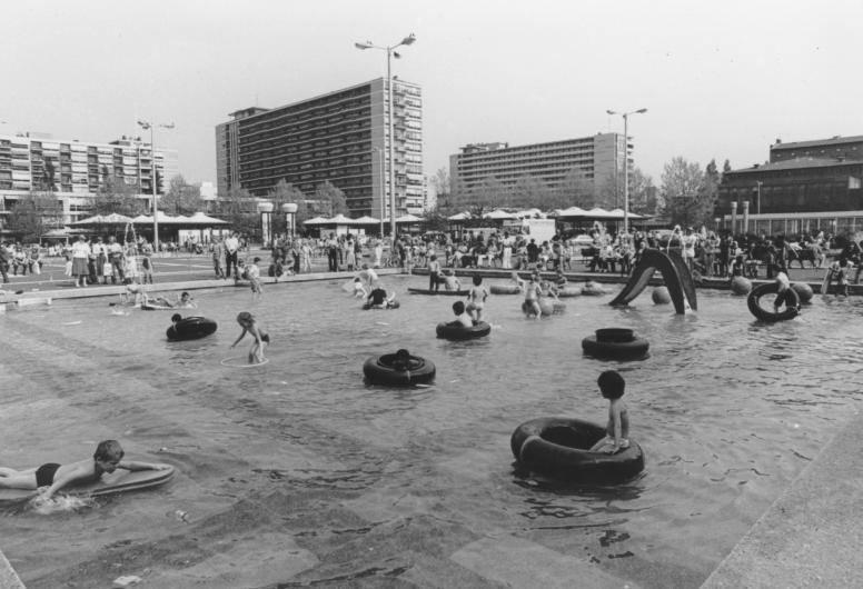 Kinderen spelen in één van de pierenbaden op het Schouwburgplein. 1980