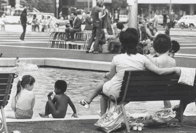 Pierenbadjes op het Schouwburgplein. 1972.